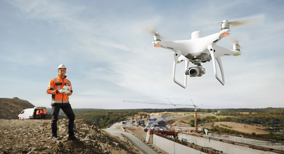 Człowiek sterujący dronem firma geodezja opole fotogrametria geodezja górnicza miasto opole